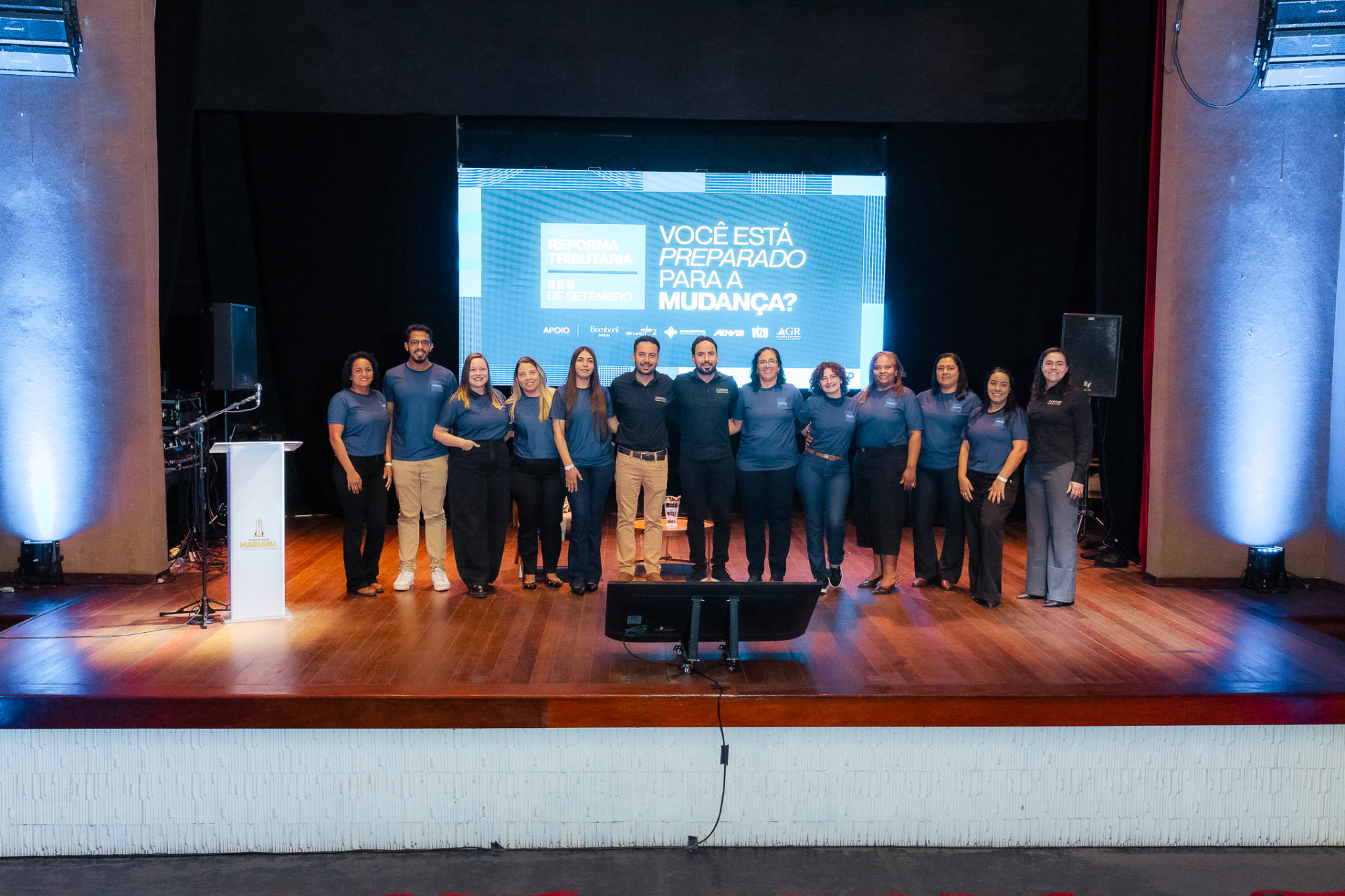 Equipe ContaD reunida no palco do Cine Teatro Mariana