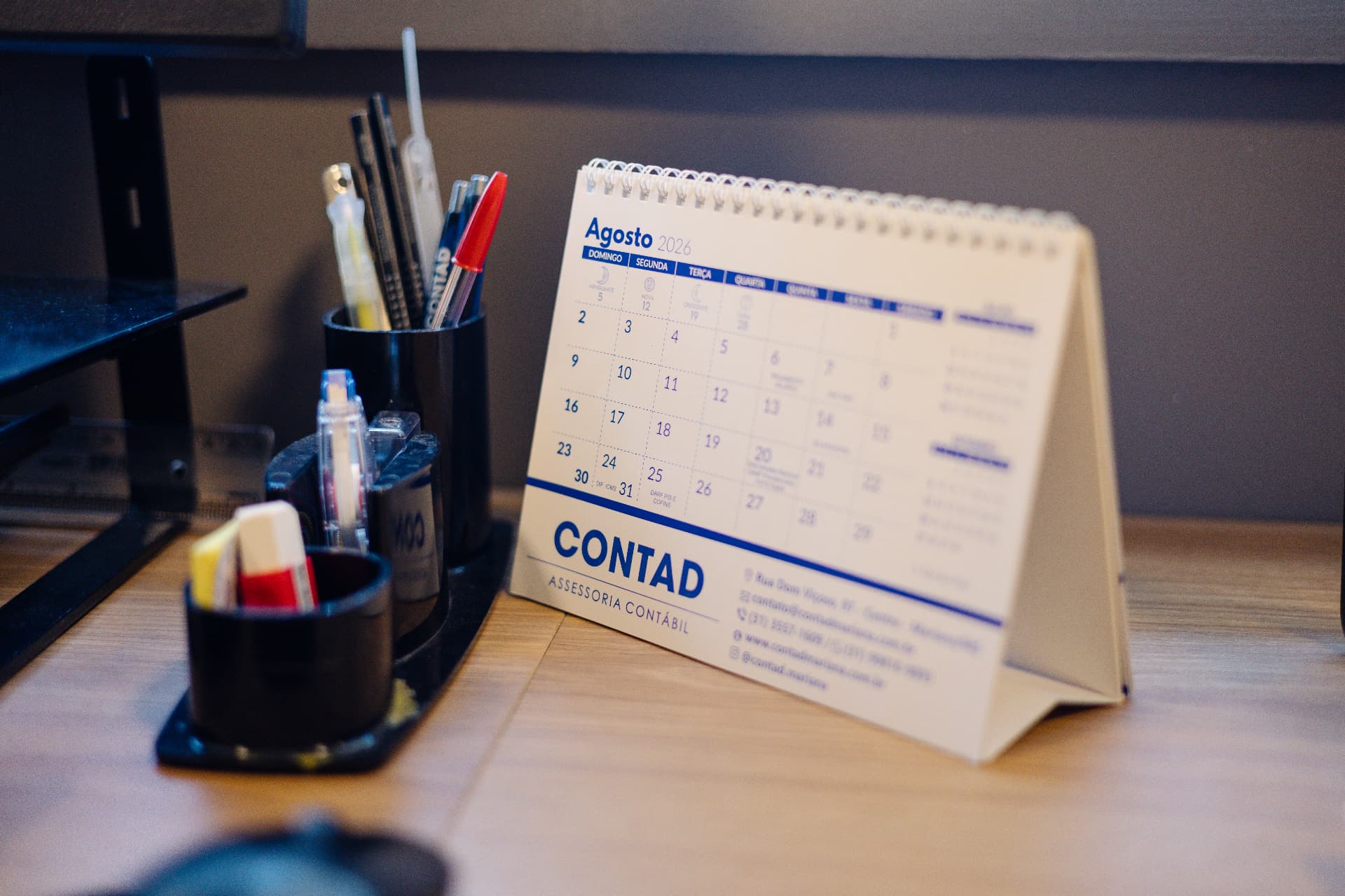 Mesa de trabalho com material da ContaD