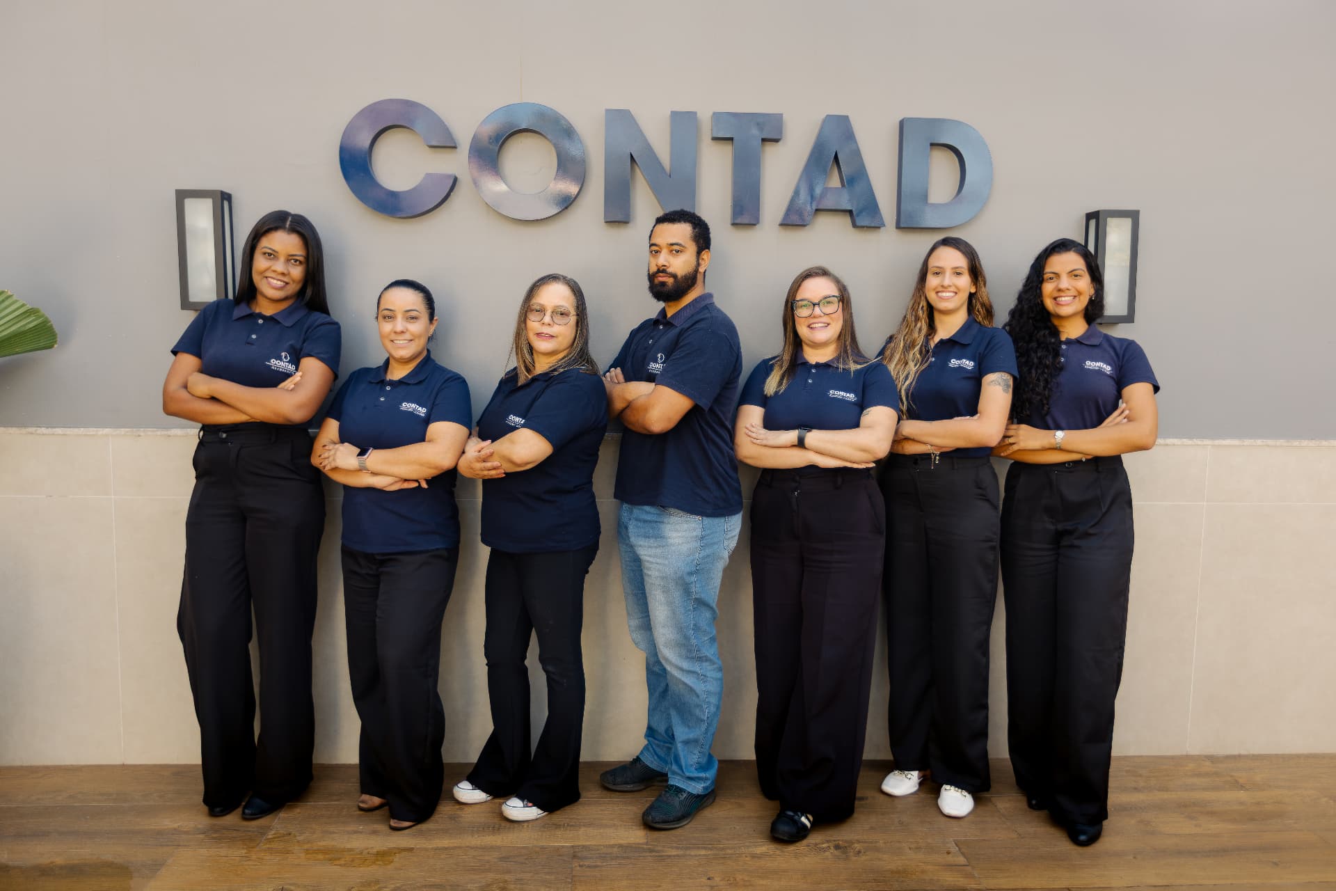 Equipe ContaD na fachada da empresa