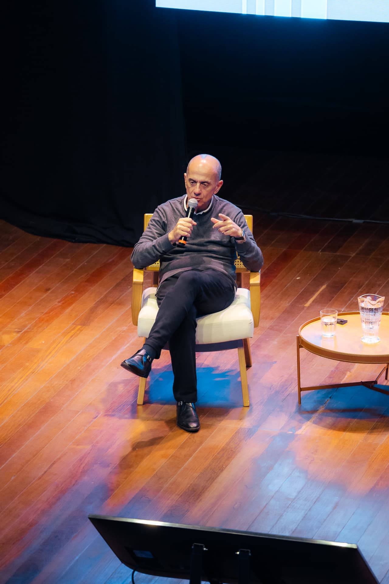 Dr. Piraci Oliveira durante a conversa no palco