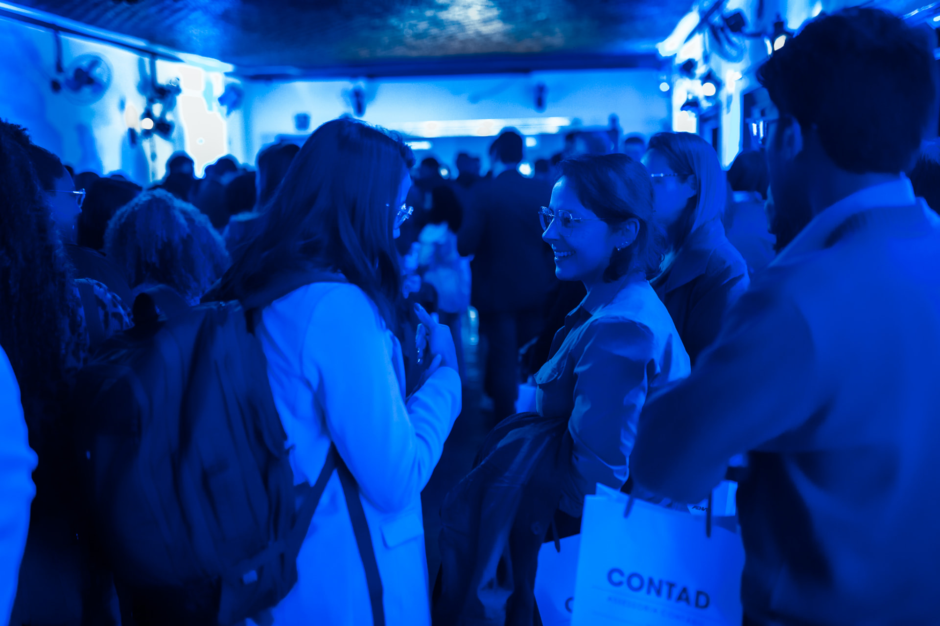 Networking e troca de experiências entre o público no hall de entrada