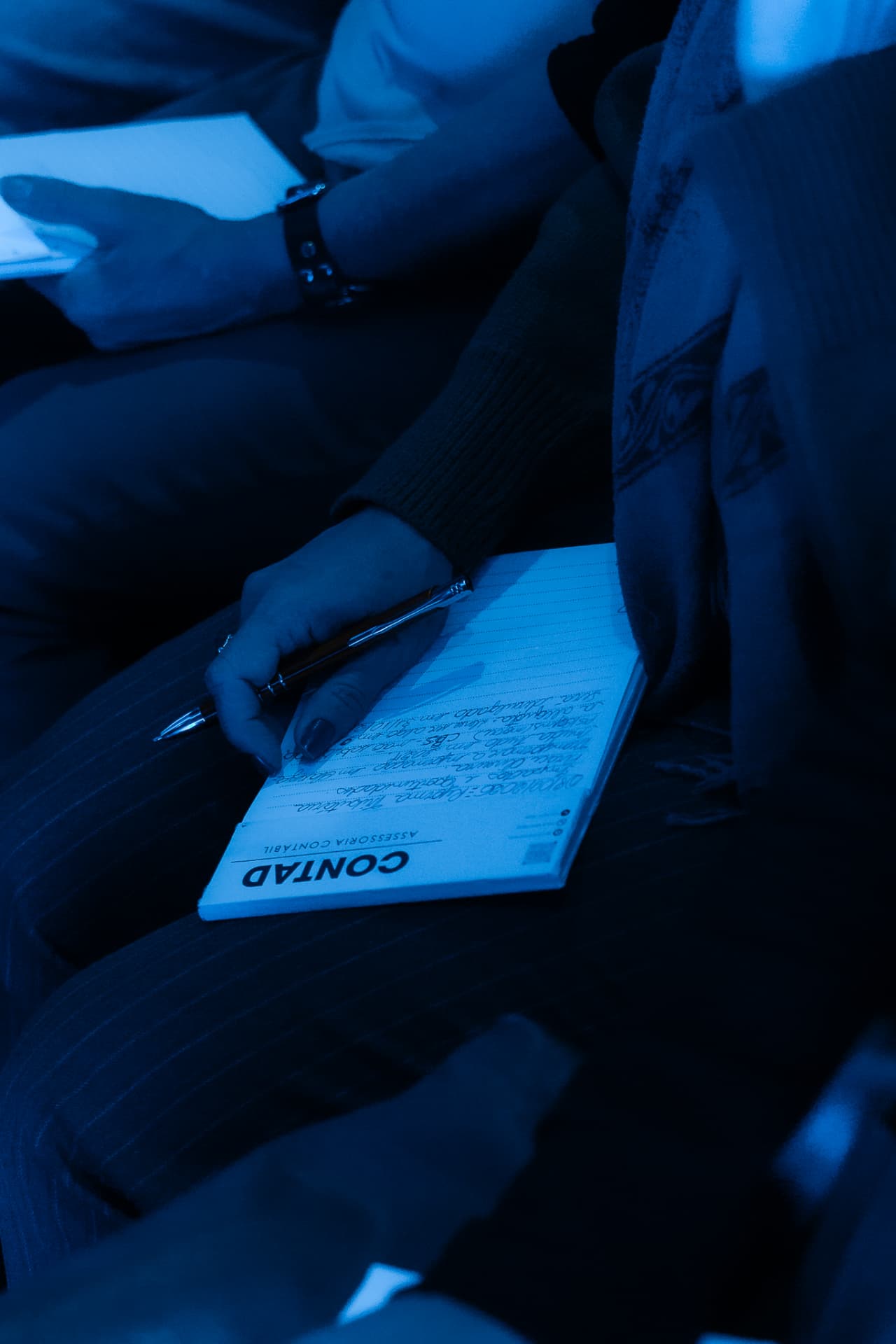 Participante registrando anotações durante a palestra
